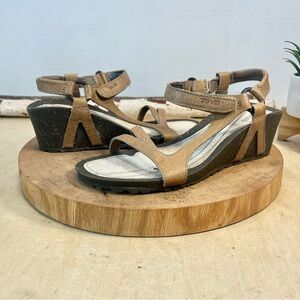 Teva Kayenta Strappy Outdoor Sandals - Tan / Taupe - Women's Size 6